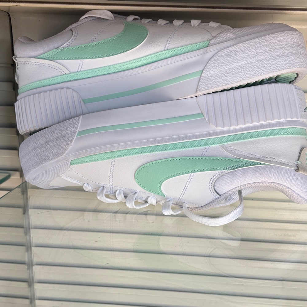 Authentic Nike Women's court legacy lift  Sneakers White and Mint Green size 8.5 - Picture 5 of 6